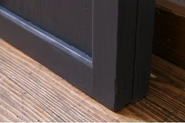明治期の板戸2枚をリペア&カスタム!オリジナルのステンドグラスをはめ込み、マットブラックに着色仕上げ。(引き戸、建具)