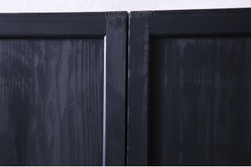 明治期の板戸2枚をリペア&カスタム!オリジナルのステンドグラスをはめ込み、マットブラックに着色仕上げ。(引き戸、建具)