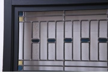 明治期の板戸2枚をリペア&カスタム!オリジナルのステンドグラスをはめ込み、マットブラックに着色仕上げ。(引き戸、建具)