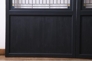 明治期の板戸2枚をリペア&カスタム!オリジナルのステンドグラスをはめ込み、マットブラックに着色仕上げ。(引き戸、建具)