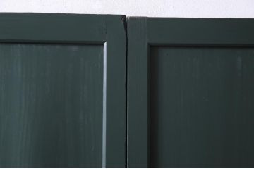 明治期の板戸2枚をリペア&カスタム!オリジナルのステンドグラスをはめ込み、ダークグリーンに着色仕上げ。(引き戸、建具)