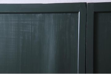 明治期の板戸2枚をリペア&カスタム!オリジナルのステンドグラスをはめ込み、ダークグリーンに着色仕上げ。(引き戸、建具)