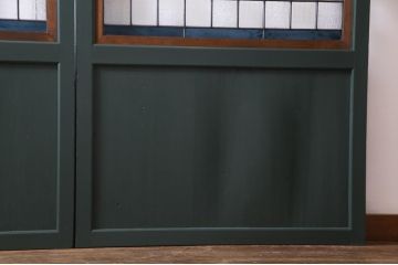 明治期の板戸2枚をリペア&カスタム!オリジナルのステンドグラスをはめ込み、ダークグリーンに着色仕上げ。(引き戸、建具)