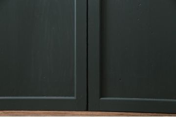 明治期の板戸2枚をリペア&カスタム!オリジナルのステンドグラスをはめ込み、ダークグリーンに着色仕上げ。(引き戸、建具)