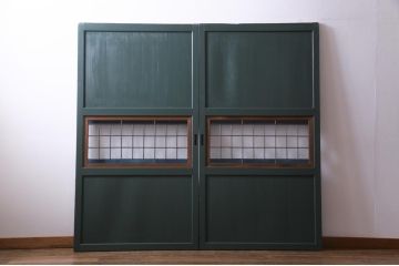 明治期の板戸2枚をリペア&カスタム!オリジナルのステンドグラスをはめ込み、ダークグリーンに着色仕上げ。(引き戸、建具)