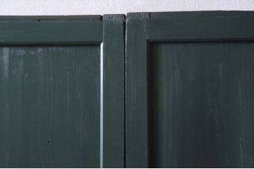 明治期の板戸2枚をリペア&カスタム!オリジナルのステンドグラスをはめ込み、ダークグリーンに着色仕上げ。(引き戸、建具)