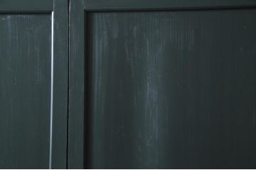 明治期の板戸2枚をリペア&カスタム!オリジナルのステンドグラスをはめ込み、ダークグリーンに着色仕上げ。(引き戸、建具)