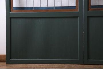 明治期の板戸2枚をリペア&カスタム!オリジナルのステンドグラスをはめ込み、ダークグリーンに着色仕上げ。(引き戸、建具)