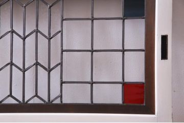 明治期の板戸をリペア&カスタム!オリジナルのステンドグラスをはめ込み、アンティークホワイトでペイント仕上げ。(引き戸、建具)