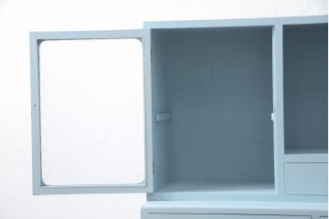 昭和レトロなタンスをリペア&カスタム!開き戸のガラスは市松模様のガラスに変更。引き出しの取っ手も交換。全体をブルーグレーでペイントし仕上げ。(箪笥、戸棚、収納棚、チェスト、引き出し)
