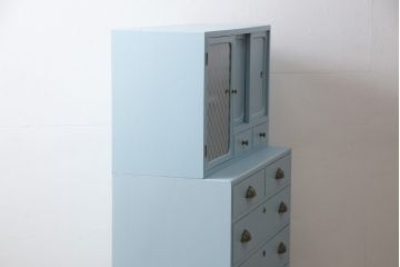 昭和レトロなタンスをリペア&カスタム!開き戸のガラスは市松模様のガラスに変更。引き出しの取っ手も交換。全体をブルーグレーでペイントし仕上げ。(箪笥、戸棚、収納棚、チェスト、引き出し)