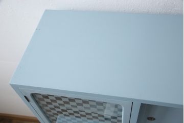 昭和レトロなタンスをリペア&カスタム!開き戸のガラスは市松模様のガラスに変更。引き出しの取っ手も交換。全体をブルーグレーでペイントし仕上げ。(箪笥、戸棚、収納棚、チェスト、引き出し)