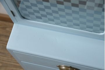 昭和レトロなタンスをリペア&カスタム!開き戸のガラスは市松模様のガラスに変更。引き出しの取っ手も交換。全体をブルーグレーでペイントし仕上げ。(箪笥、戸棚、収納棚、チェスト、引き出し)