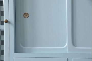 昭和レトロなタンスをリペア&カスタム!開き戸のガラスは市松模様のガラスに変更。引き出しの取っ手も交換。全体をブルーグレーでペイントし仕上げ。(箪笥、戸棚、収納棚、チェスト、引き出し)