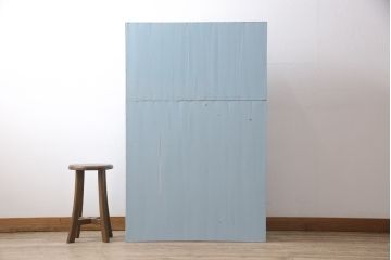 昭和レトロなタンスをリペア&カスタム!開き戸のガラスは市松模様のガラスに変更。引き出しの取っ手も交換。全体をブルーグレーでペイントし仕上げ。(箪笥、戸棚、収納棚、チェスト、引き出し)