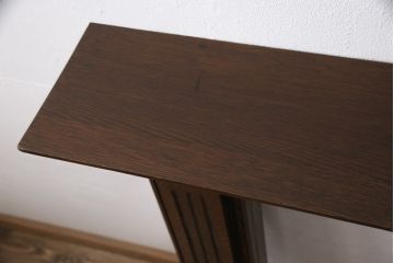 イギリスアンティークのマントルピースをリペア&カスタム!巾木のサイズに合わせ、本体両脚(壁側)に切欠き加工。(暖炉、ファイヤープレイス、ディスプレイ)