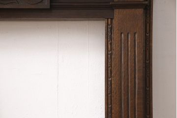 イギリスアンティークのマントルピースをリペア&カスタム!巾木のサイズに合わせ、本体両脚(壁側)に切欠き加工。(暖炉、ファイヤープレイス、ディスプレイ)