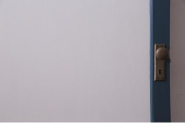 昭和初期のドアをリペア&カスタム!オリジナルのステンドグラスをはめ込み、アンティークホワイトとブルーグレーのツートンカラーにペイント仕上げ。(木製扉、建具)