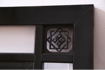 明治大正期の大正ロマンな欄間をリペア&カスタム!オリジナルのステンドグラスをはめ込み、濃い茶色で着色仕上げ。(明り取り、明かり取り、ディスプレイ)