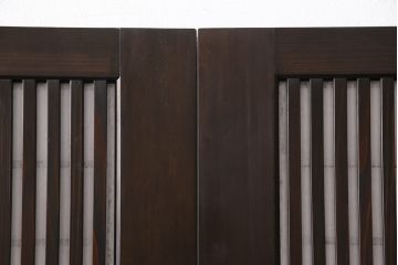 大正昭和初期の格子戸4枚セットをリペア&カスタム!高さと幅をリサイズし、引き分け仕様として葵戸引手を取り付け。障子はプラスチック障子に張替え。濃い茶色で着色仕上げ。(帯戸、引き戸)