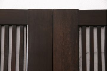大正昭和初期の格子戸4枚セットをリペア&カスタム!高さと幅をリサイズし、引き分け仕様として葵戸引手を取り付け。障子はプラスチック障子に張替え。濃い茶色で着色仕上げ。(帯戸、引き戸)