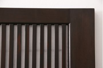 大正昭和初期の格子戸4枚セットをリペア&カスタム!高さと幅をリサイズし、引き分け仕様として葵戸引手を取り付け。障子はプラスチック障子に張替え。濃い茶色で着色仕上げ。(帯戸、引き戸)
