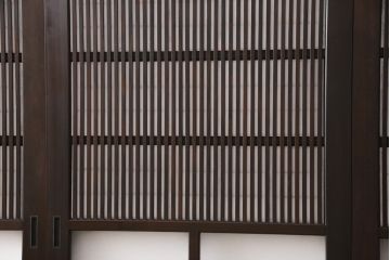 大正昭和初期の格子戸4枚セットをリペア&カスタム!高さと幅をリサイズし、引き分け仕様として葵戸引手を取り付け。障子はプラスチック障子に張替え。濃い茶色で着色仕上げ。(帯戸、引き戸)