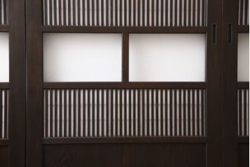 大正昭和初期の格子戸4枚セットをリペア&カスタム!高さと幅をリサイズし、引き分け仕様として葵戸引手を取り付け。障子はプラスチック障子に張替え。濃い茶色で着色仕上げ。(帯戸、引き戸)