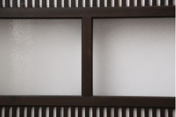 大正昭和初期の格子戸4枚セットをリペア&カスタム!高さと幅をリサイズし、引き分け仕様として葵戸引手を取り付け。障子はプラスチック障子に張替え。濃い茶色で着色仕上げ。(帯戸、引き戸)