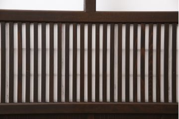 大正昭和初期の格子戸4枚セットをリペア&カスタム!高さと幅をリサイズし、引き分け仕様として葵戸引手を取り付け。障子はプラスチック障子に張替え。濃い茶色で着色仕上げ。(帯戸、引き戸)