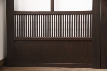 大正昭和初期の格子戸4枚セットをリペア&カスタム!高さと幅をリサイズし、引き分け仕様として葵戸引手を取り付け。障子はプラスチック障子に張替え。濃い茶色で着色仕上げ。(帯戸、引き戸)