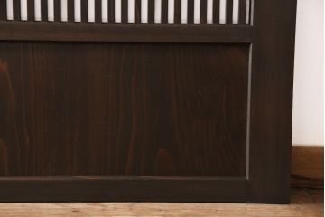 大正昭和初期の格子戸4枚セットをリペア&カスタム!高さと幅をリサイズし、引き分け仕様として葵戸引手を取り付け。障子はプラスチック障子に張替え。濃い茶色で着色仕上げ。(帯戸、引き戸)