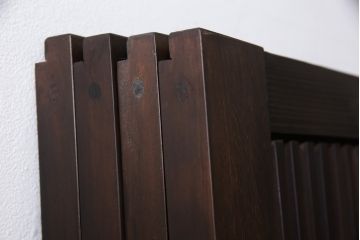 大正昭和初期の格子戸4枚セットをリペア&カスタム!高さと幅をリサイズし、引き分け仕様として葵戸引手を取り付け。障子はプラスチック障子に張替え。濃い茶色で着色仕上げ。(帯戸、引き戸)
