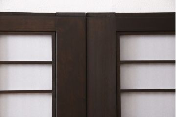 大正昭和初期の格子戸4枚セットをリペア&カスタム!高さと幅をリサイズし、引き分け仕様として葵戸引手を取り付け。障子はプラスチック障子に張替え。濃い茶色で着色仕上げ。(帯戸、引き戸)
