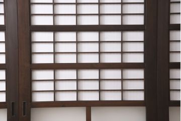大正昭和初期の格子戸4枚セットをリペア&カスタム!高さと幅をリサイズし、引き分け仕様として葵戸引手を取り付け。障子はプラスチック障子に張替え。濃い茶色で着色仕上げ。(帯戸、引き戸)