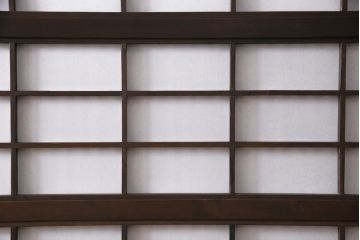 大正昭和初期の格子戸4枚セットをリペア&カスタム!高さと幅をリサイズし、引き分け仕様として葵戸引手を取り付け。障子はプラスチック障子に張替え。濃い茶色で着色仕上げ。(帯戸、引き戸)