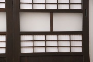 大正昭和初期の格子戸4枚セットをリペア&カスタム!高さと幅をリサイズし、引き分け仕様として葵戸引手を取り付け。障子はプラスチック障子に張替え。濃い茶色で着色仕上げ。(帯戸、引き戸)