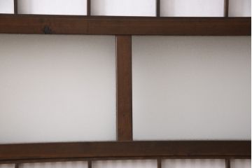 大正昭和初期の格子戸4枚セットをリペア&カスタム!高さと幅をリサイズし、引き分け仕様として葵戸引手を取り付け。障子はプラスチック障子に張替え。濃い茶色で着色仕上げ。(帯戸、引き戸)