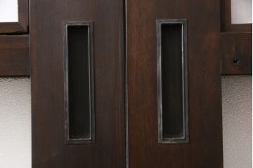 大正昭和初期の格子戸4枚セットをリペア&カスタム!高さと幅をリサイズし、引き分け仕様として葵戸引手を取り付け。障子はプラスチック障子に張替え。濃い茶色で着色仕上げ。(帯戸、引き戸)