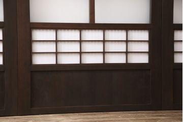 大正昭和初期の格子戸4枚セットをリペア&カスタム!高さと幅をリサイズし、引き分け仕様として葵戸引手を取り付け。障子はプラスチック障子に張替え。濃い茶色で着色仕上げ。(帯戸、引き戸)