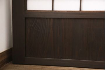 大正昭和初期の格子戸4枚セットをリペア&カスタム!高さと幅をリサイズし、引き分け仕様として葵戸引手を取り付け。障子はプラスチック障子に張替え。濃い茶色で着色仕上げ。(帯戸、引き戸)