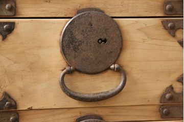 明治大正期の時代箪笥をリペア&カスタム!ストリップド加工を行い、鉄脚を取り付け。(和たんす、整理箪笥、収納箪笥、チェスト、引き出し)