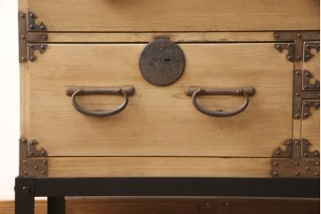 明治大正期の時代箪笥をリペア&カスタム!ストリップド加工を行い、鉄脚を取り付け。(和たんす、整理箪笥、収納箪笥、チェスト、引き出し)
