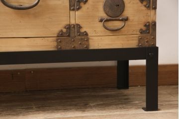 明治大正期の時代箪笥をリペア&カスタム!ストリップド加工を行い、鉄脚を取り付け。(和たんす、整理箪笥、収納箪笥、チェスト、引き出し)