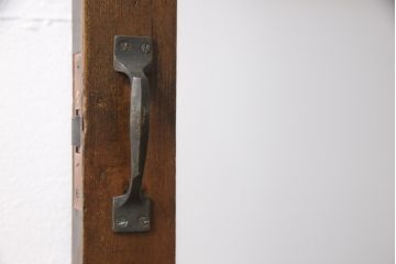 大正昭和初期のレトロなドアをリペア&カスタム!高さをリサイズし、ガラスを反転。蝶番を取り外し、ローラー締まりを取り付け。現状の色味をベースに着色仕上げ。(ガラス扉、建具)