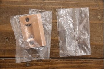 大正昭和初期のレトロなドアをリペア&カスタム!高さをリサイズし、ガラスを反転。蝶番を取り外し、ローラー締まりを取り付け。現状の色味をベースに着色仕上げ。(ガラス扉、建具)