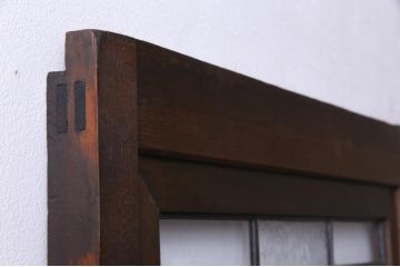 昭和初期の引き戸をリペア&カスタム!オリジナルのステンドグラスをはめ込み、落ち着いた茶色に着色仕上げ。(ガラス戸、建具)