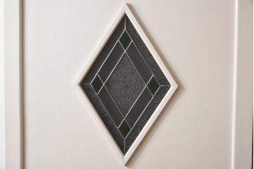 引き戸2枚をリペア&カスタム!オリジナルのステンドグラスをはめ込み、全体をアンティークホワイトでペイント仕上げ。(ガラス戸、建具)