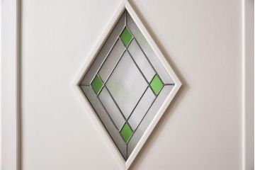 引き戸2枚をリペア&カスタム!オリジナルのステンドグラスをはめ込み、全体をアンティークホワイトでペイント仕上げ。(ガラス戸、建具)