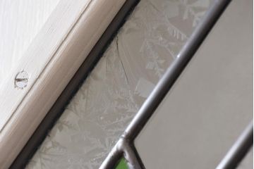引き戸2枚をリペア&カスタム!オリジナルのステンドグラスをはめ込み、全体をアンティークホワイトでペイント仕上げ。(ガラス戸、建具)